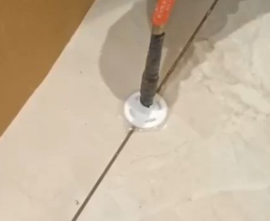 怀集瓷砖空鼓维修公司专业解答瓷砖在铺贴过程中，如果没有涂抹均匀到位的粘结材料（如水泥砂浆或瓷砖胶），可能会导致以下问题