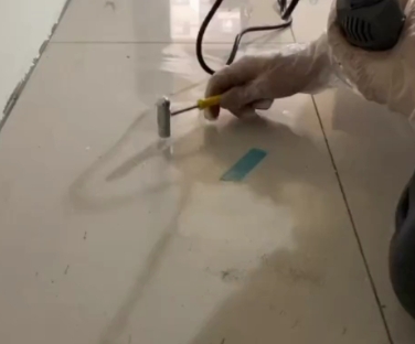 怀集瓷砖开裂维修公司专业分享瓷砖在铺贴前如果没有沥干水分，将会导致以下问题