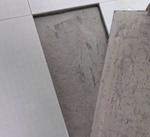 怀集瓷砖空鼓维修公司分享瓷砖铺贴时如果打浆（即涂抹在瓷砖背面和基层上的砂浆或瓷砖胶）过少，会带来以下问题
